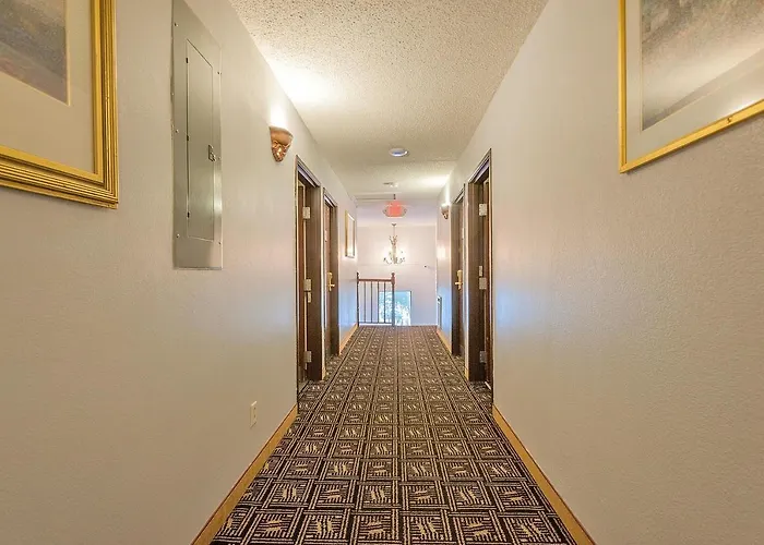 Super 8 By Wyndham Colorado Springs/Chestnut Street