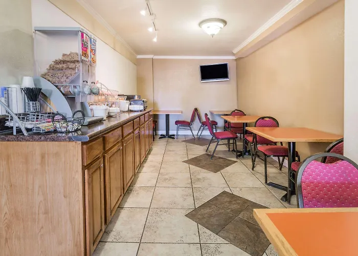 Super 8 By Wyndham Colorado Springs/Chestnut Street